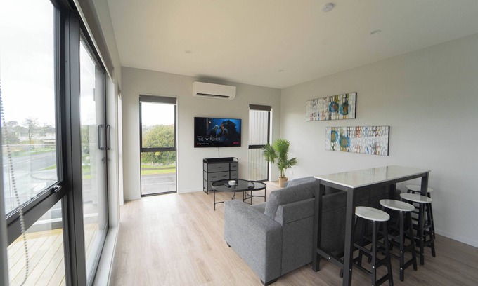 Sunnyhills Maison | Sunnyhills Viewside Town House | Wi-Fi & Netflix