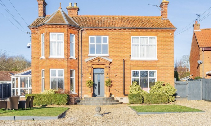 Buxton Maison | SUNNYMEADE, family friendly, with hot tub in Buxton, Norfolk