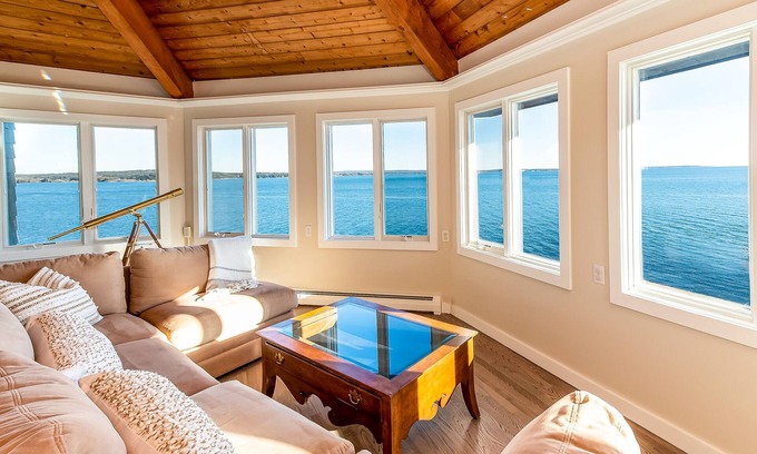 Harpswell Maison | Sunrise Catcher with a Panoramic View!