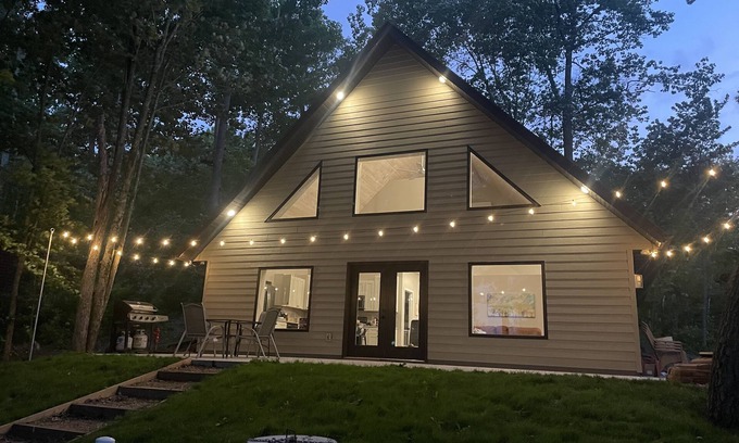 Chetek Maison | Sunrise Chalet on Potato Lake - Water Front - Dock - Hottub - Game Room