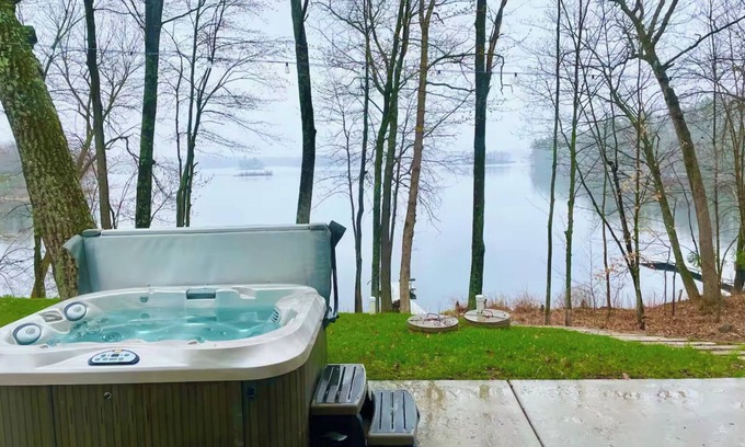 Chetek Cabine | Sunrise Chalet on Potato Lake - Water Front - Dock - Game Room - Hot Tub