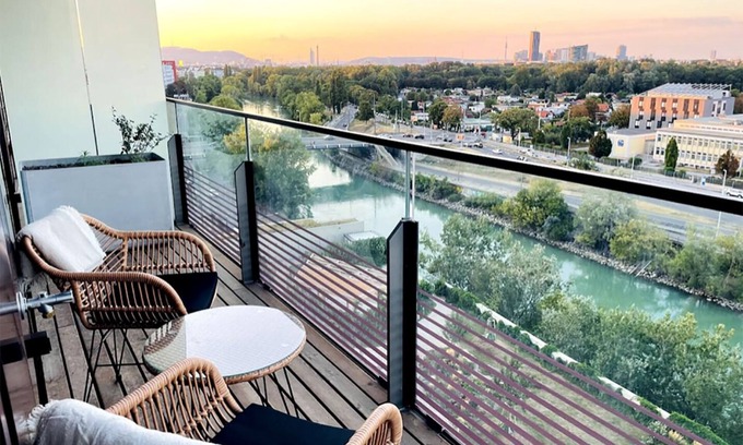 Erdberg Appartement | Sunrise over the park (Prater) and roof terrace pool