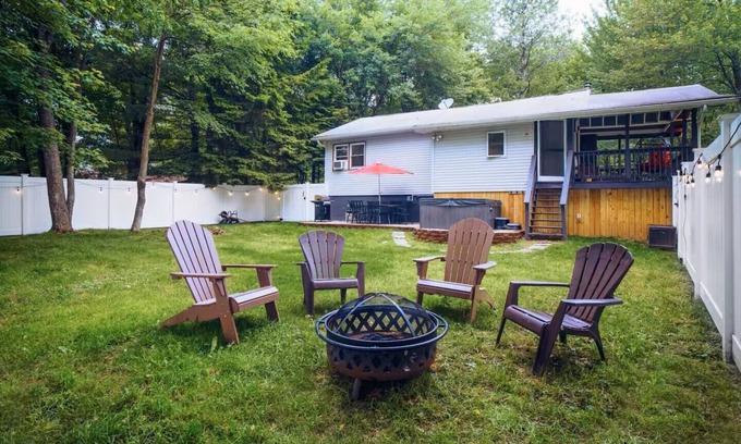 Pocono Summit Maison | Sunrise Summit - 2BR(3 beds)/Hot Tub/Fenced Yard