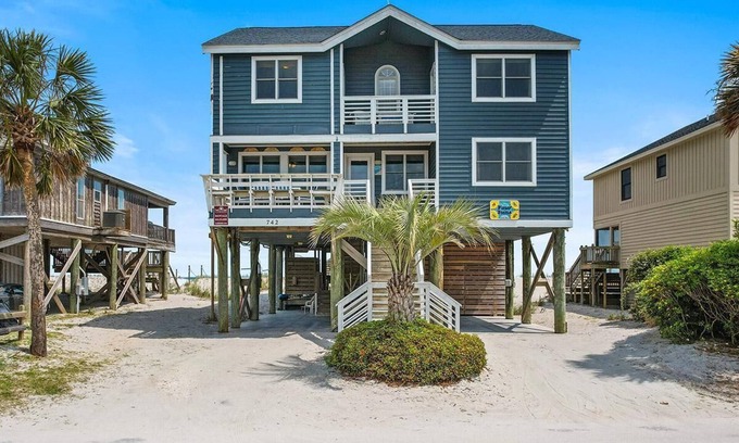 Pawleys Island Maison | Sunrise to Sunset Oceanfront Home with Creek Dock