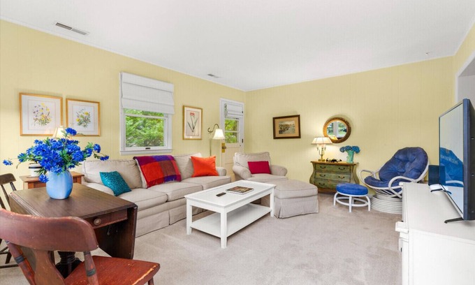 Ocean View Maison | Sunroom Serenity Cottage - Screened Patio for Coffee & Wine!