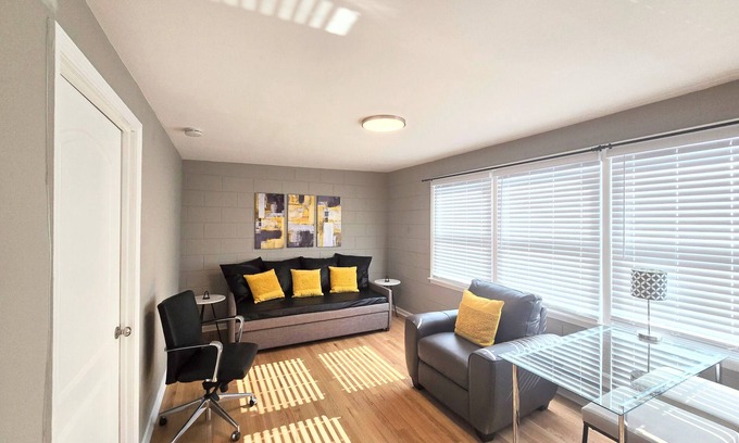 Evergreen Park Appartement | Suns & Roses Duplex