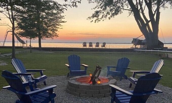 Anchorville Maison | Sunset Bay:Spring Awaits at Sunset Bay – Wake Up to Tranquil Bay Views