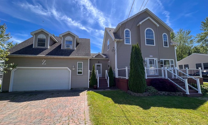 Irving Maison | Sunset Bay Luxe Family Fun House - Buffalo Region - Pool and Billiards Table