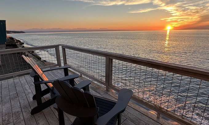 Oak Harbor Cottage | 5⭐ Sunset Beach Haven - "C'est comme vivre sur un bateau" - Sérieusement Waterfront!