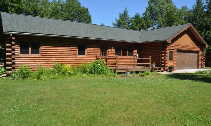 Manistique Maison | Sunset Beach - Log Home on Beautiful Indian Lake