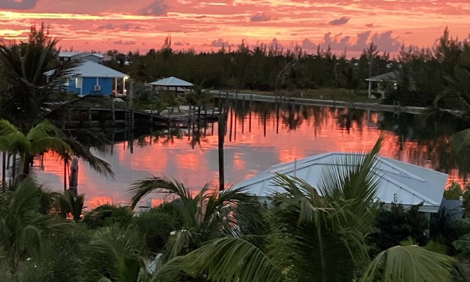 Treasure Cay Copropriété | Sunset condo with private deck and dock . Steps away from Windward beach.