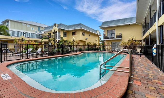 Redington Beach Copropriété | Sunset Corner - Beach View & Heated Pool!
