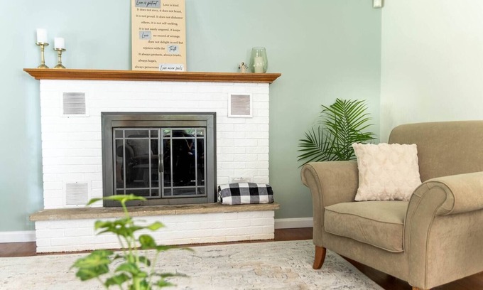 Meadville Maison | Sunset Cottage: Spacious Vacation Home with Game Room