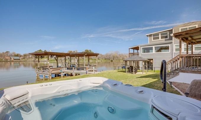 Onalaska Maison | ‘Sunset Cove’ Lakefront Rental w/ Private Dock!