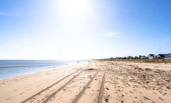 Broadkill Beach Maison | SUNSET DREAMS - 4 BD & 2.5 BA - Sleeps 8 - Short walk to Beach!