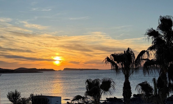 San Antonio Bay Appartement | Sunset Views on the Sea, Ibiza Waterfront Apartment 3 Bd 2 Baths Sleeps 6-8