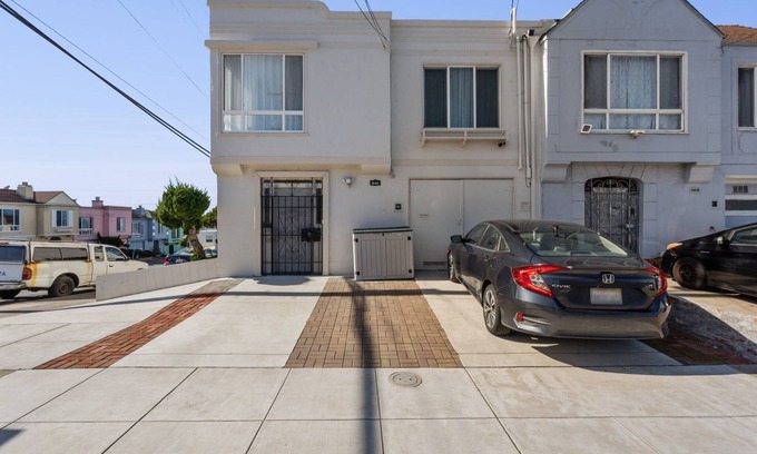 Parkside Maison | Sunset Haven: Cozy Corner House with lots of Light