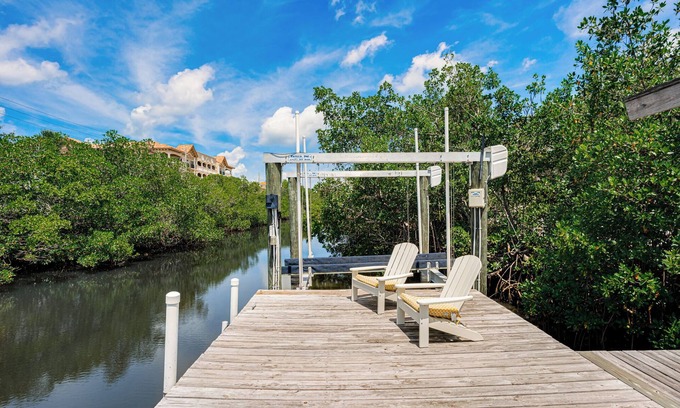 Indian Rocks Beach Copropriété | Sunset Hideaway - Private Dock, 3 Balconies, Stock Tank/Plunge Pool