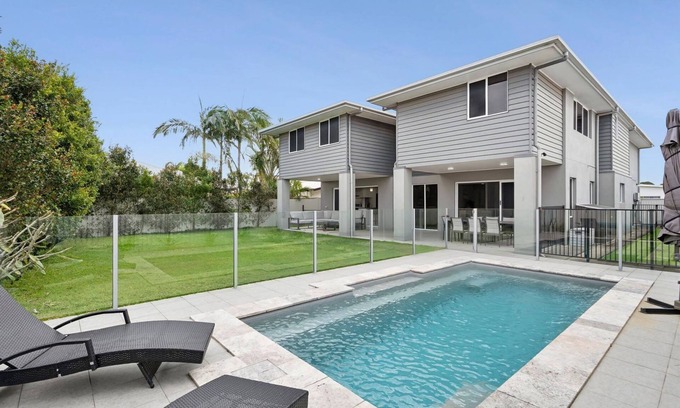 Pelican Waters Maison | Sunset House at Pelican Waters
