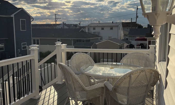 Lower Township Appartement | Sunset Lake Charm: Cozy Wildwood Crest Beach Getaway!