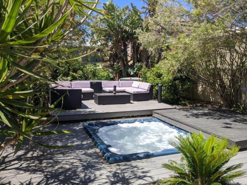 Anna Bay Appartement | Sunset on Birubi pet friendly air con water views WI-FI and outdoor spa