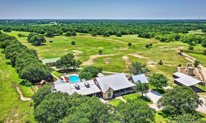 Sunset Maison | ‘Sunset Ranch’ w/ Pool & Hot Tub on 29 Acres!