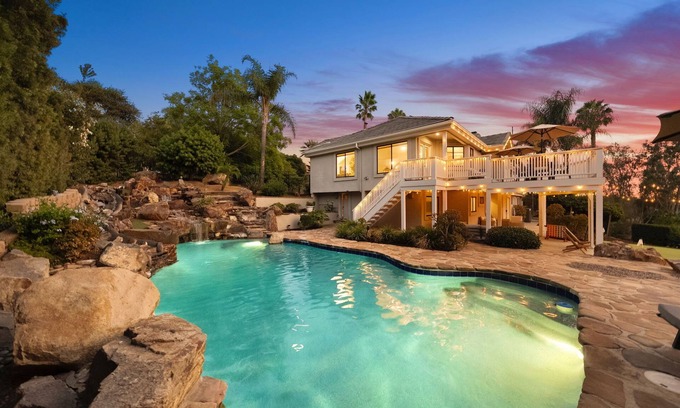 Fallbrook Maison | Sunset Ridge: Heated Pool Spa Zen Path Views EV Golf Family Friendly