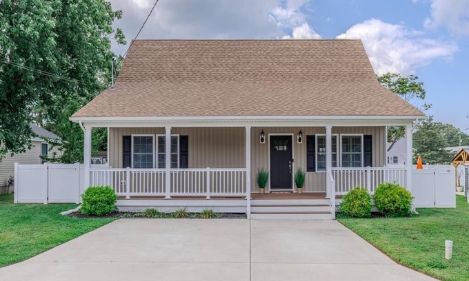 Villas Maison | Sunset Sands - Bayside Home in Villas.﻿ This cozy, modern bayside home in Villas, NJ is perfect for families and friends. Just 2½ blocks from the peaceful Delaware Bay beach.