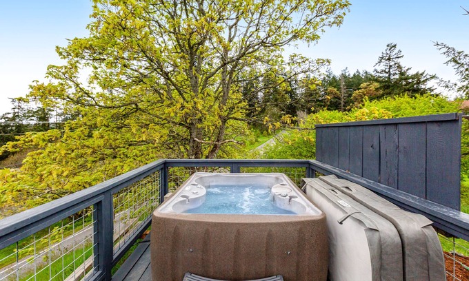 Deer Harbor Cabine | Sunset Studio with Stunning Views and Hot Tub - Dog-Friendly!