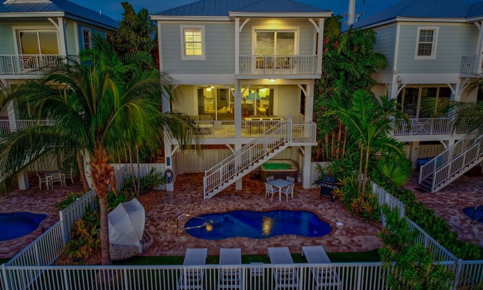 Little Venice Maison | Sunset Tides - Luxury Waterfront Pool Home, 30' Dock