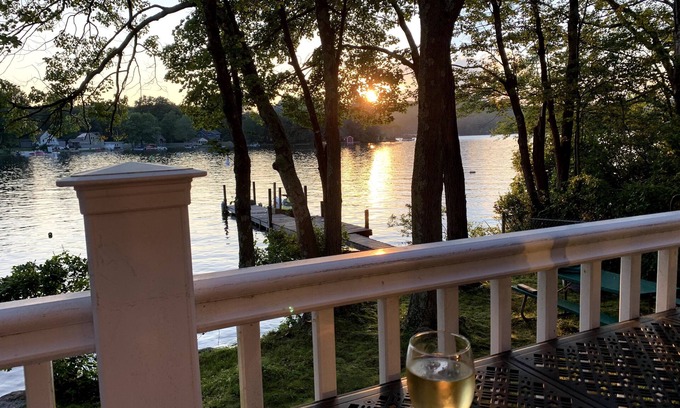 Sutton Maison | Sunset View Lake Front Home Rental