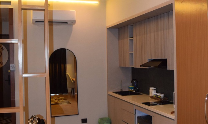 Greater Noida Appartement | Sunset View With a King Size Bed at Mall