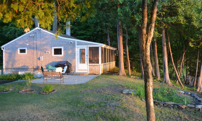 Malletts Bay Cottage | Coucher de soleil et plage privée sur le lac Champlain, avec amarrage de quai et bateau.