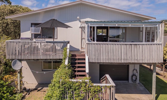 Whangapoua Maison | Sunsets and Surf - Whangapoua Holiday Home