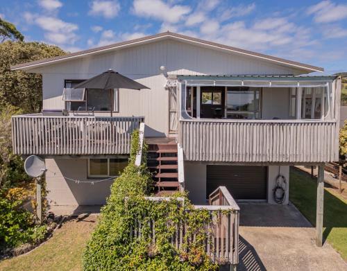 Whangapoua Maison | Sunsets and Surf - Whangapoua Holiday Home