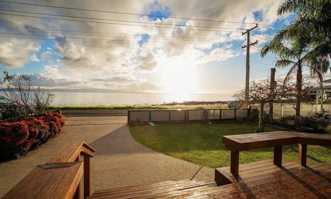Ngarimu Bay Maison | Sunsets by the Beach | Waterfront | Sleeps 8