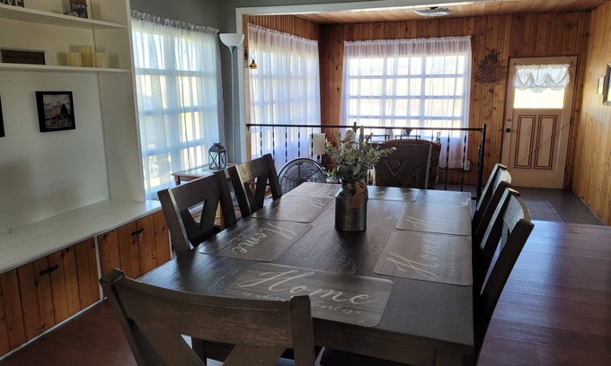 Andover Maison | Sunsets, Stars, Sleep near the Sheep. Centrally located to many rural towns.