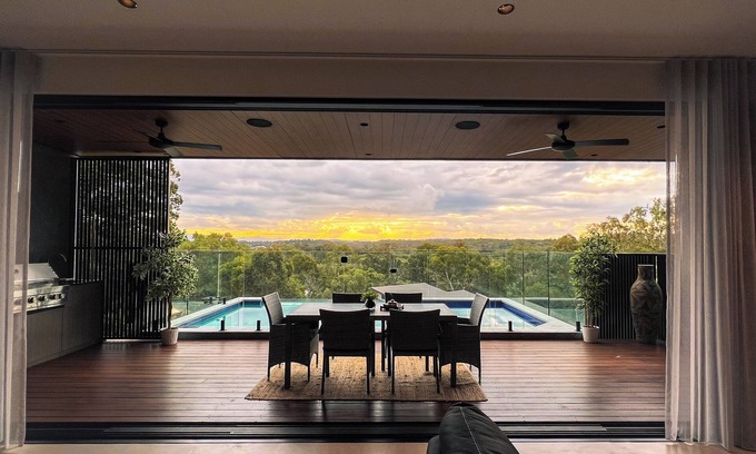 Murrumba Downs Maison | Sunsets views by the infinity pool overlooking a Koala Eucalyptus Reserve.