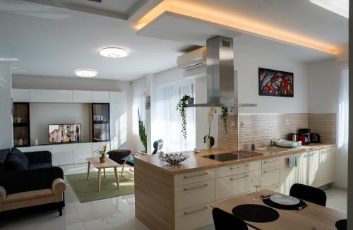 Gyor Appartement | Sunshine Apartman with Free Parking