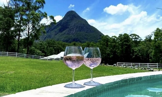 Glass House Mountains Maison | Sunshine Coast Farm Stay