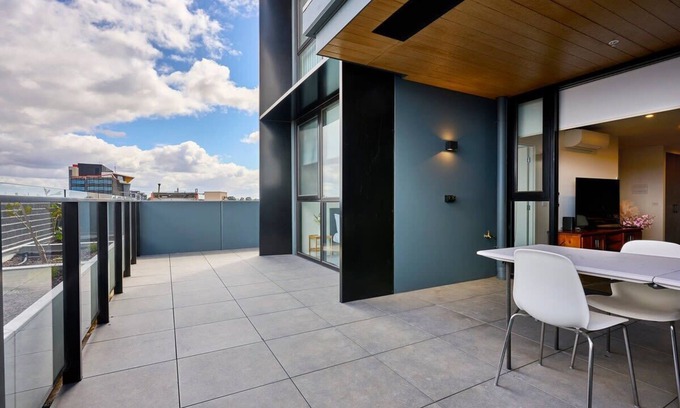 Sunshine Appartement | Sunshine Cityscape Modern 2-Bed Retreat