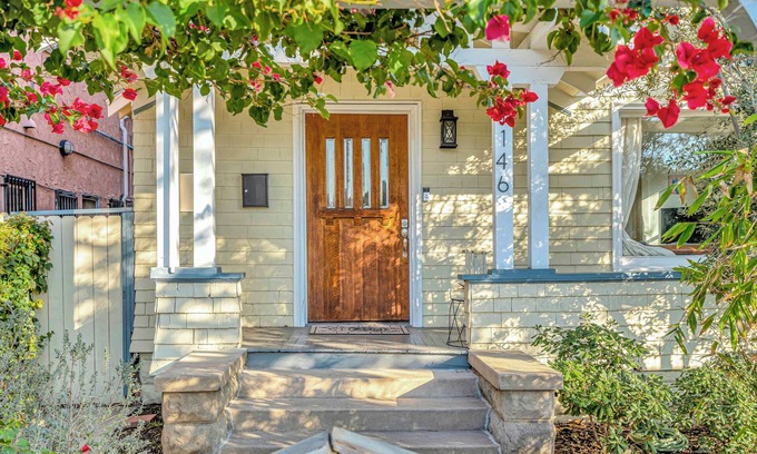 Willmore Maison | Super-Clean Bright & Big Private House w Huge Yard Near Beach, shopping + dining
