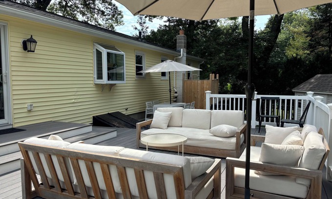Narragansett Maison | Narragansett, RI Mise à jour de 4 chambres 2 salles de bain avec une grande terrasse