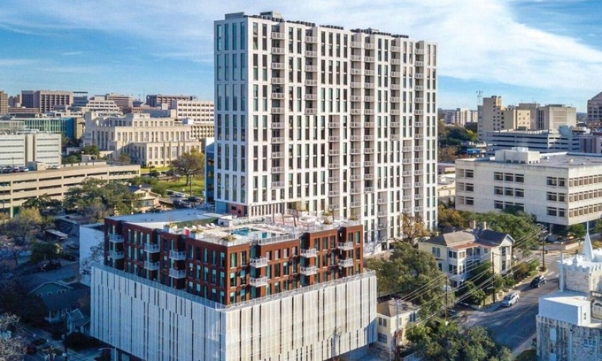 Civic District Station Balnéaire | Super convenient location in Austin