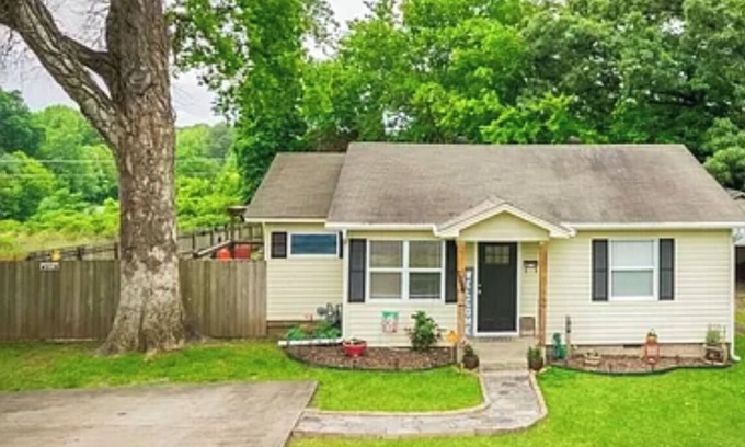 Benton Cottage | Super cute getaway home!!