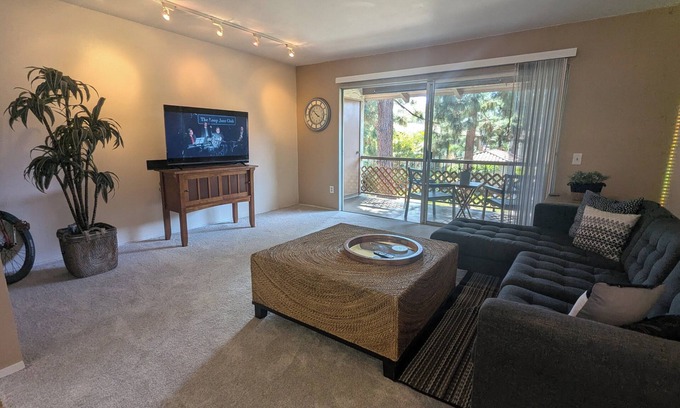 Grantville Copropriété | You can hear the Mission Bells in this cool 2 Bed condo. WOW! Ck That kitchen!!