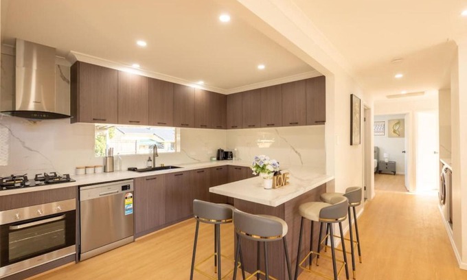 Macgregor Maison | Super Value 4BR House near Westfield Shops and Parks