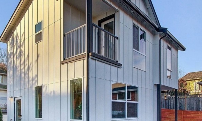 Southeast Magnolia Maison | Superb 2-bedroom house with AC, private yard & off street parking in Seattle