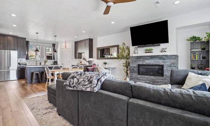 Central Business District Maison | Superb 4-bedroom townhome in Provo with AC, WiFi