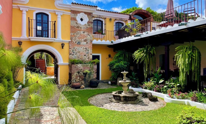 Antigua Guatemala Maison | Superb 7-bedroom house in Antigua Guatemala. Large terrace w/volcano views